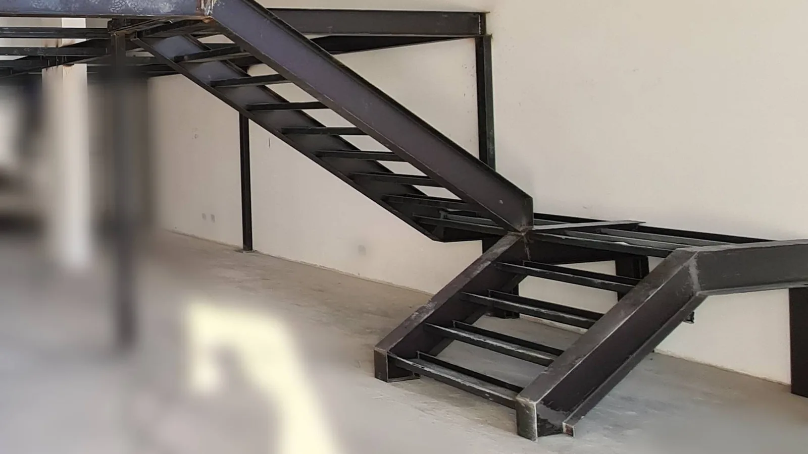Estrutura de escada metálica preta em instalação