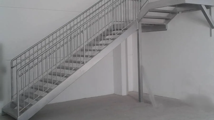 Escada metálica reta com patamar e guarda-corpo duplo