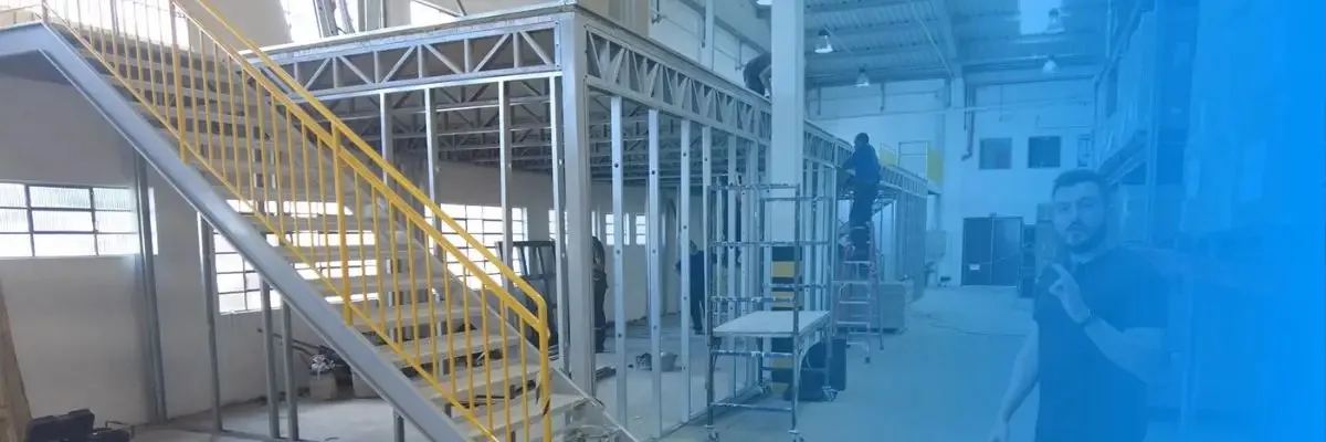 Mezanino metálico com estrutura interna e escada amarela instalado pela Metalsul